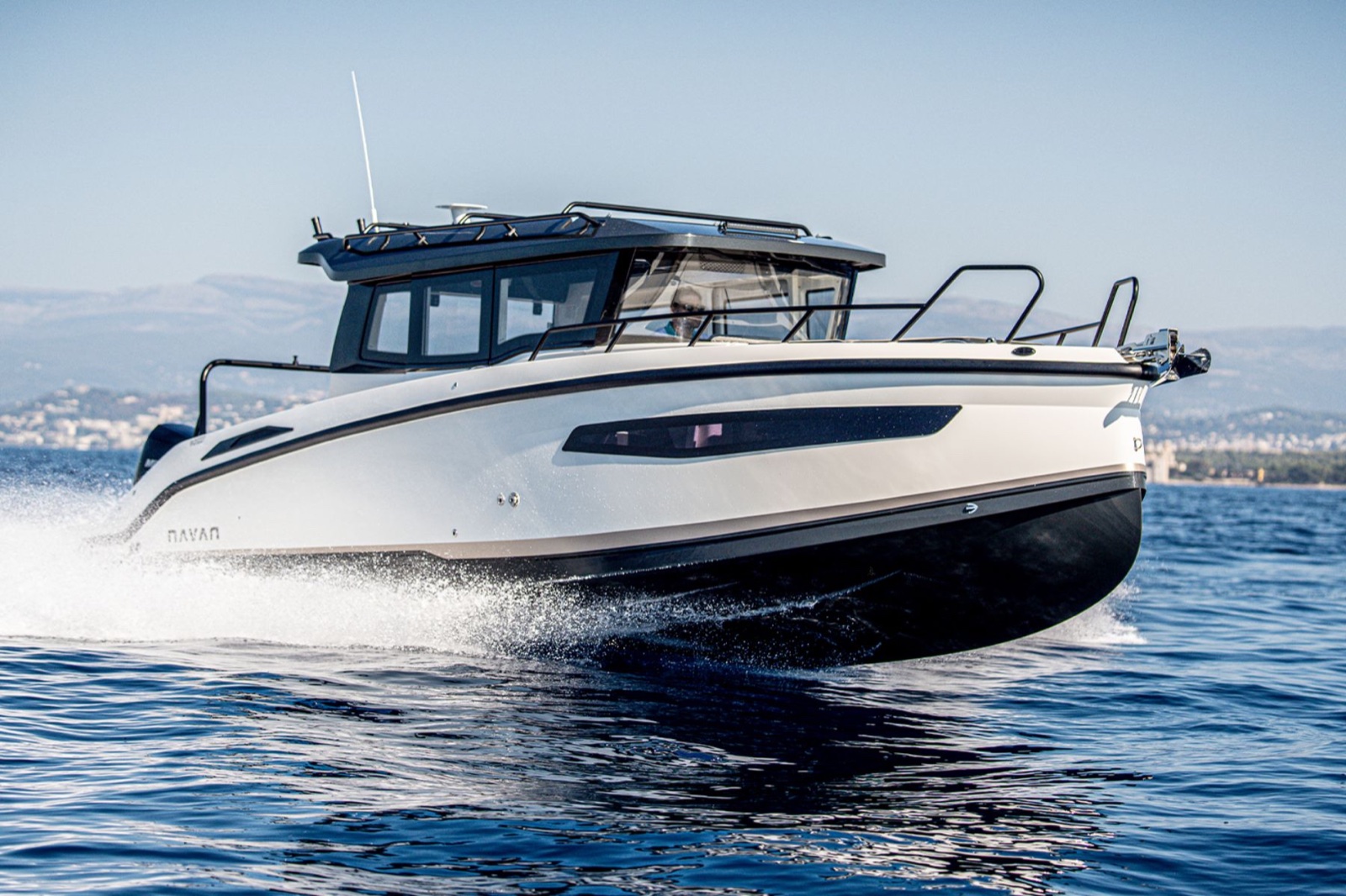 Robalo R242