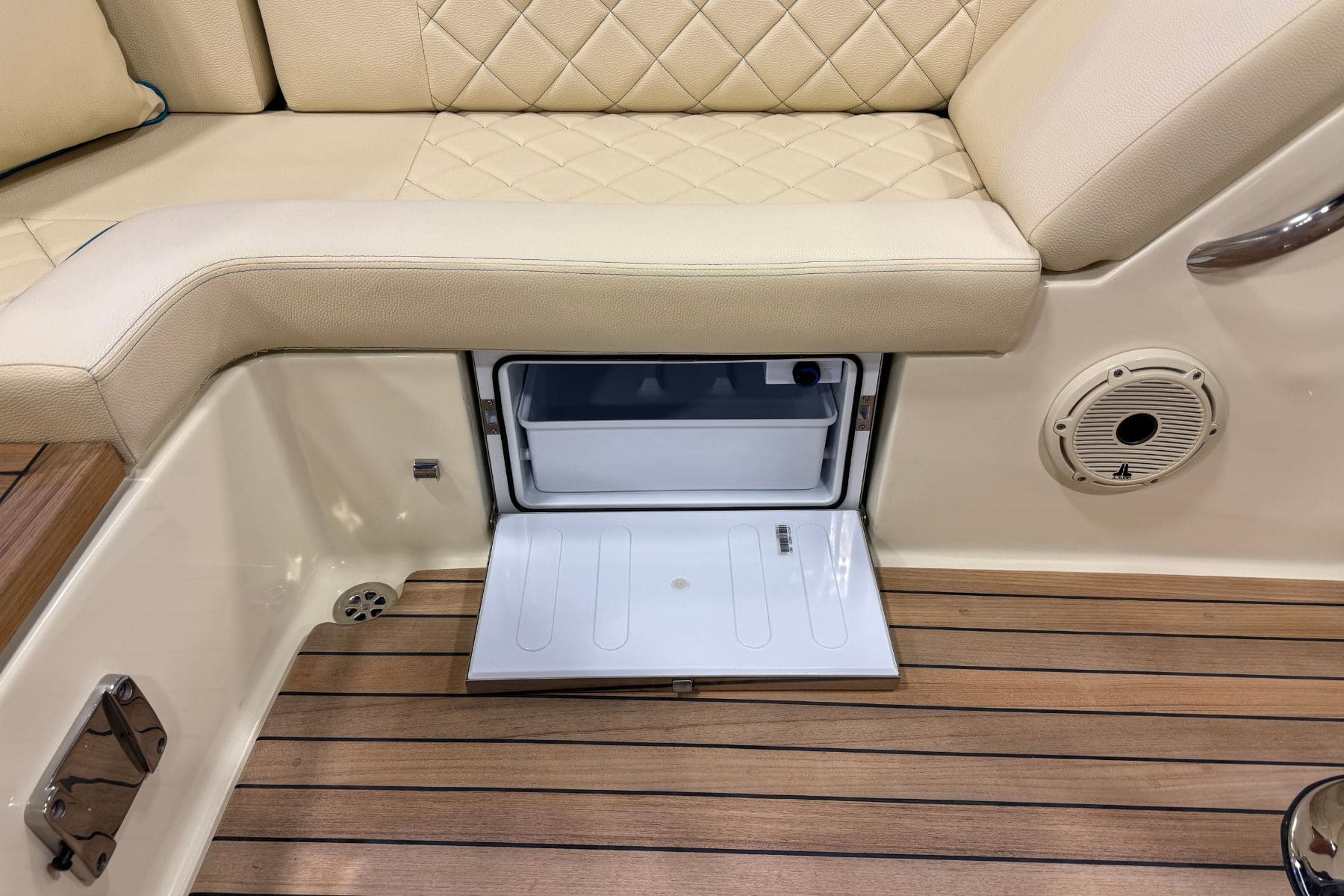 Chris craft launch 27 aft lounge