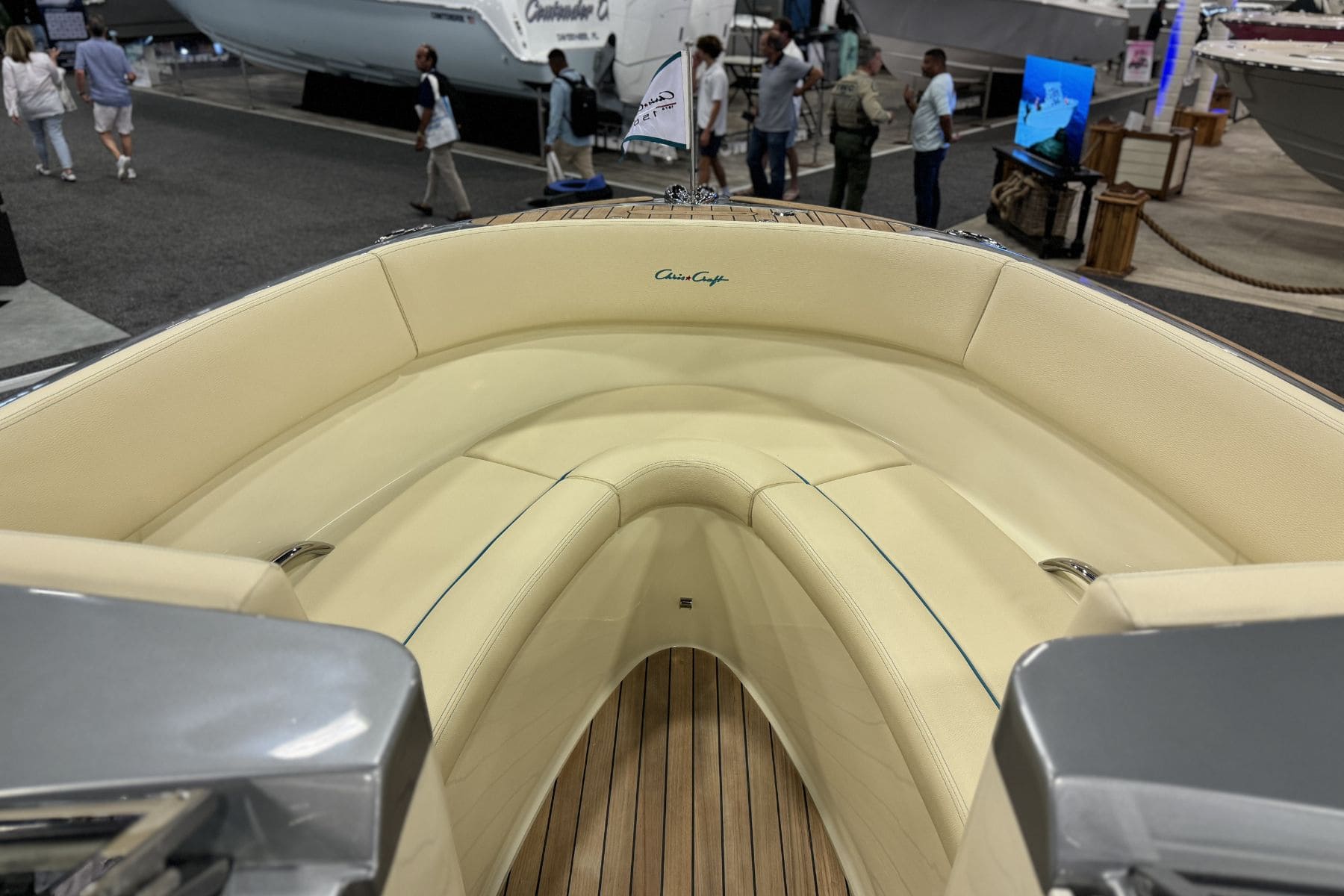 Chris craft launch 27 seat