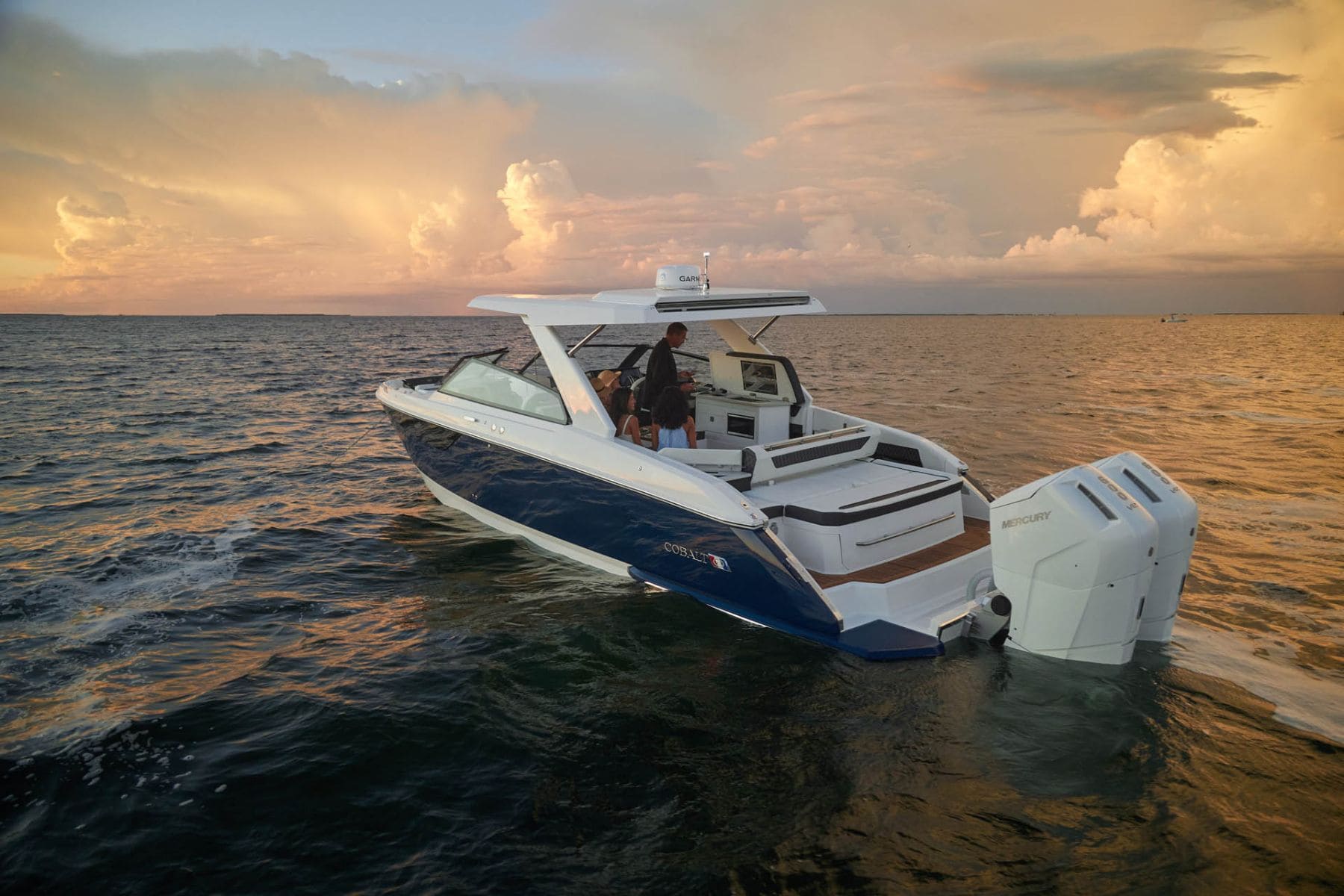 Cobalt R35 Outboard Featured
