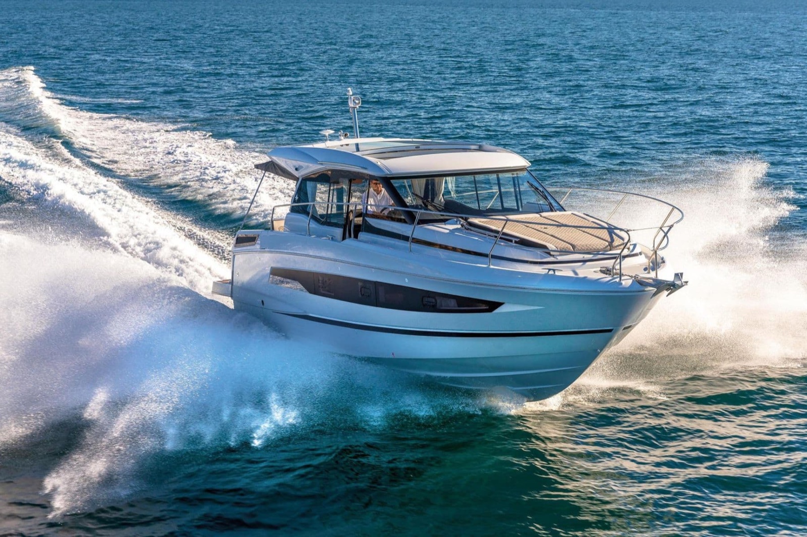 Jeanneau Merry Fisher at coastal cruise