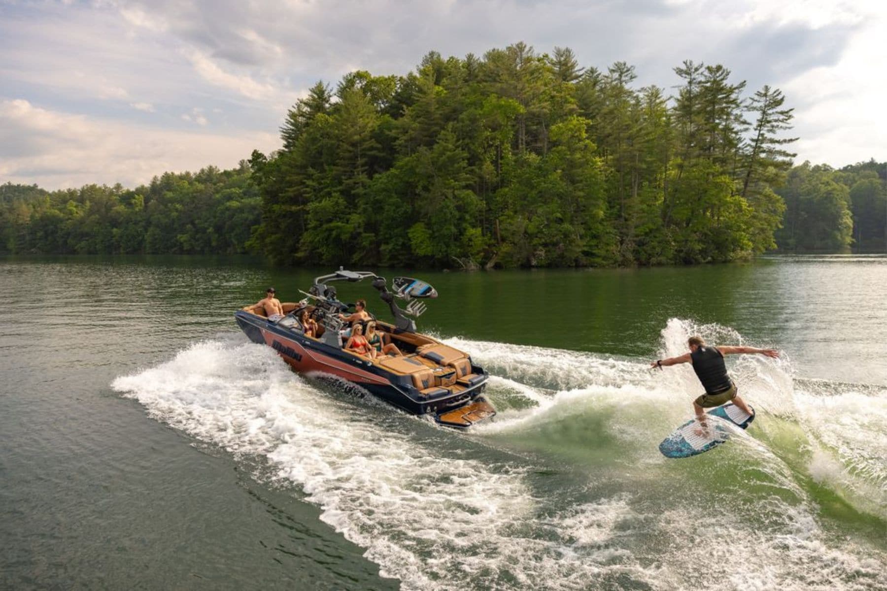 Malibu boats m242 wakeboarding