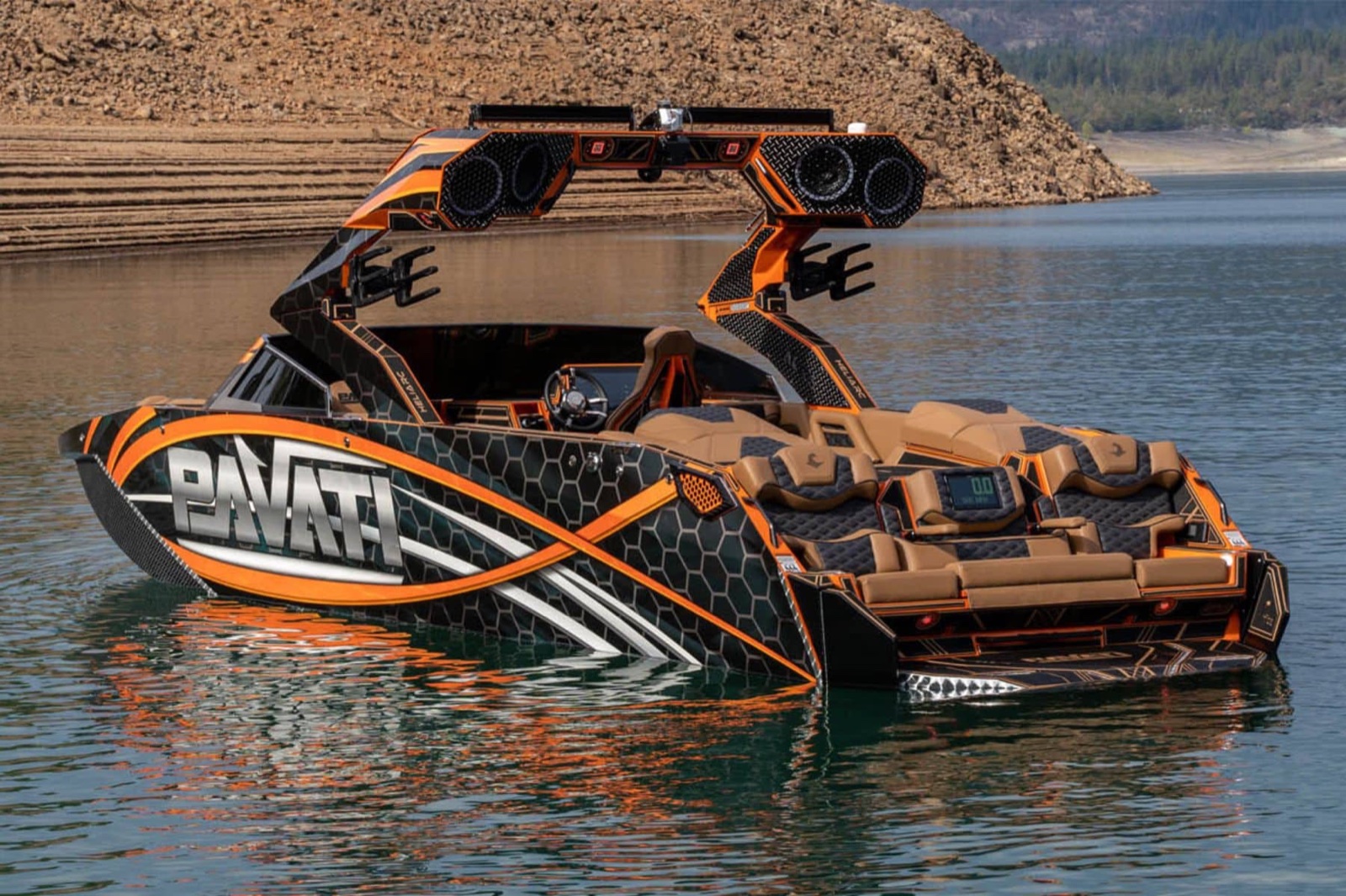 Pavati AL26 wake boat with clean surf wave