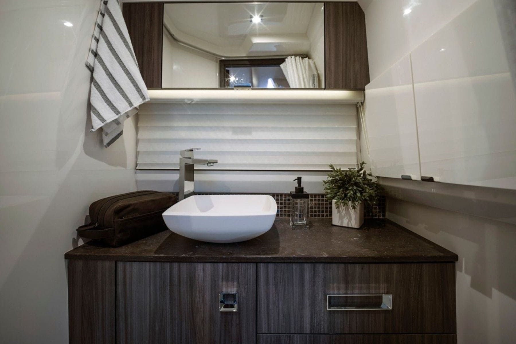 Sea ray slx 400 ob cabin bathroom