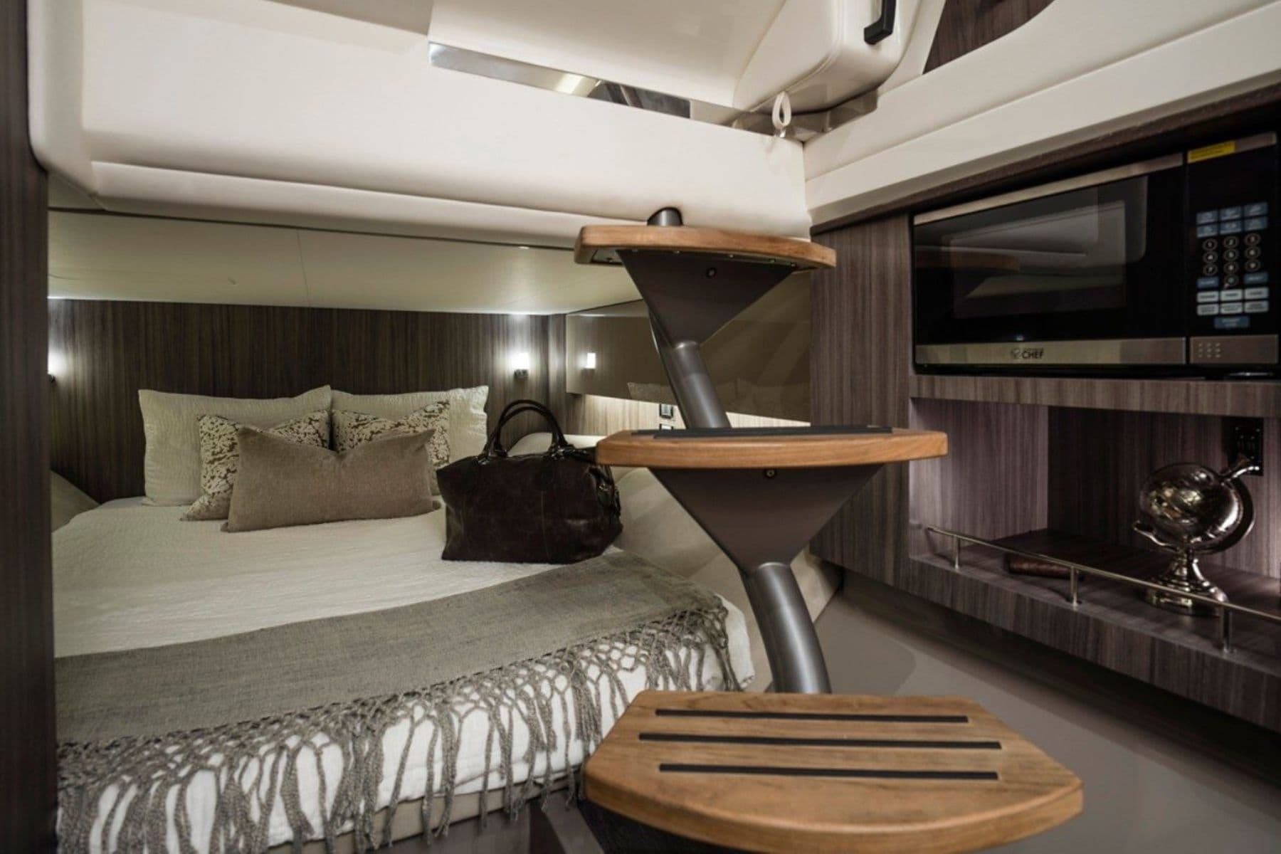 Sea ray slx 400 ob cabin room