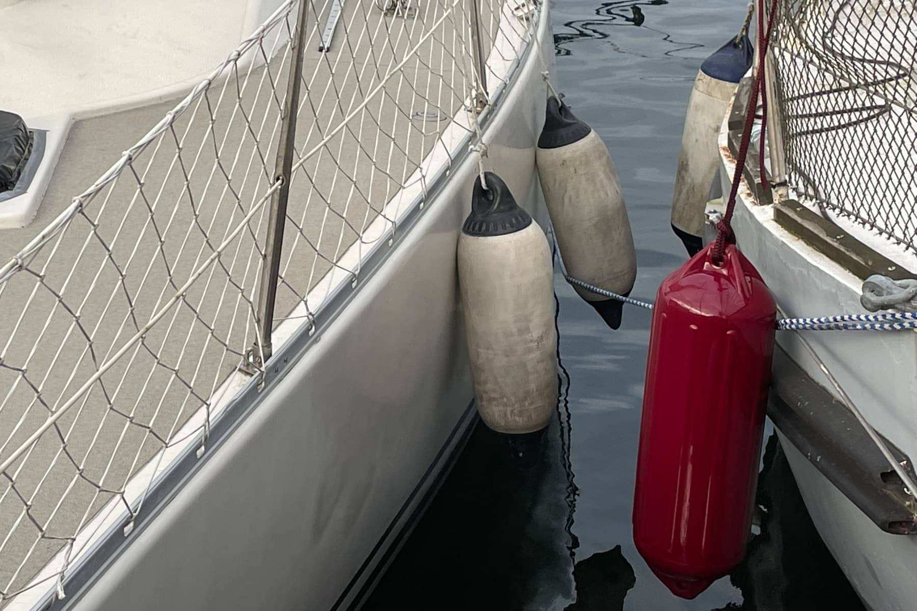 Guide to Tying a Fender to Your Boat