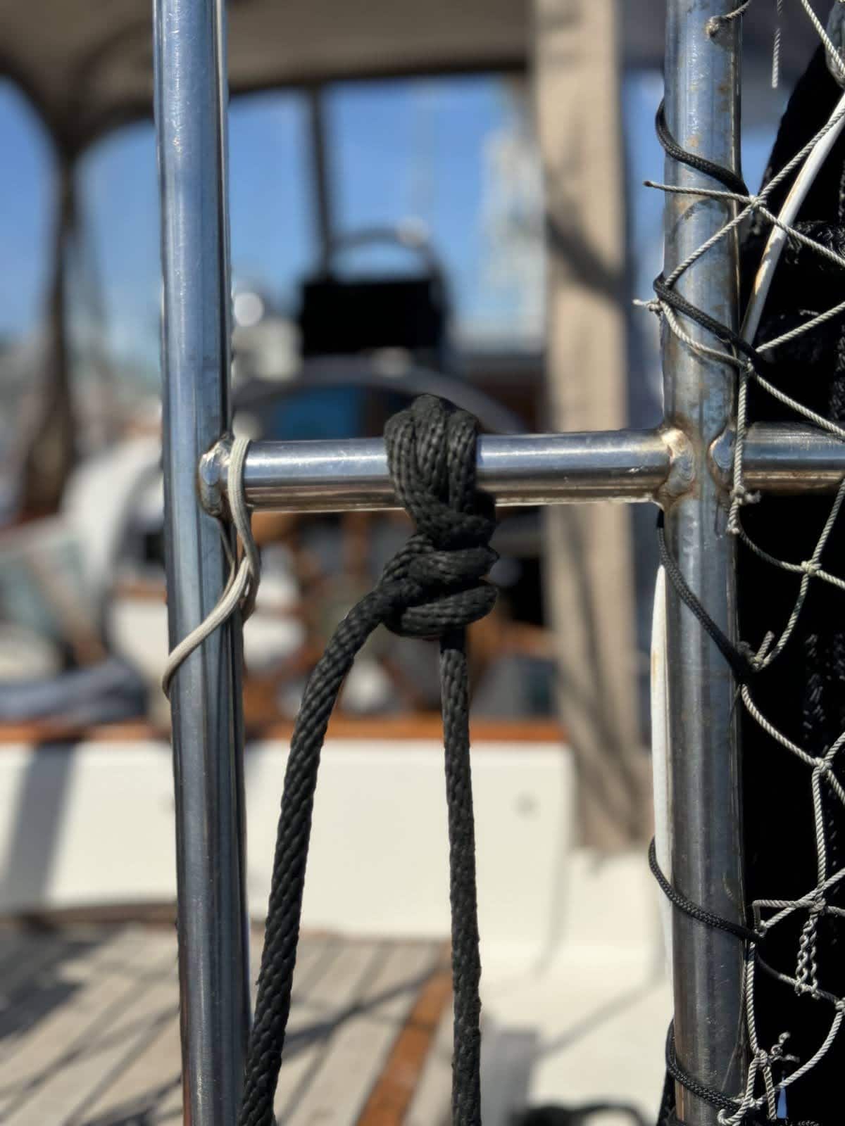 How to tie a knot for a fender clove hitch