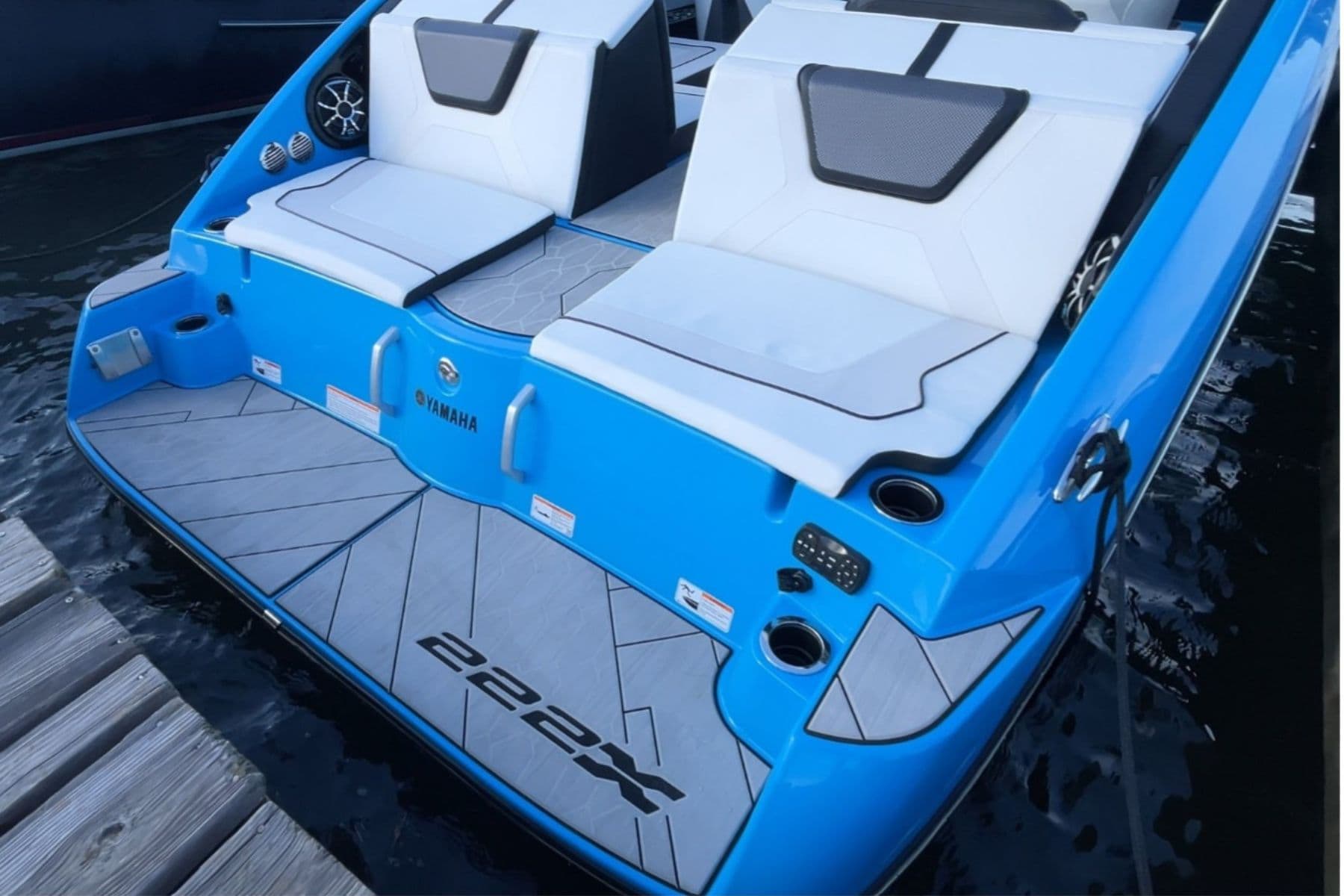 Yamaha 222xd jet boat wake backview
